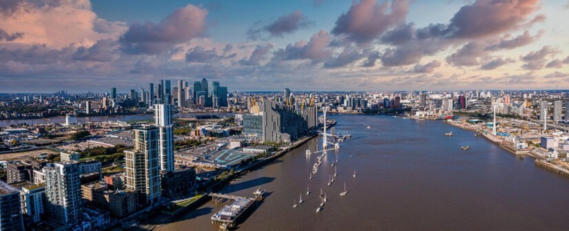 aerial-view-emirates-air-line-cable-cars-london-uk_1082672-2609