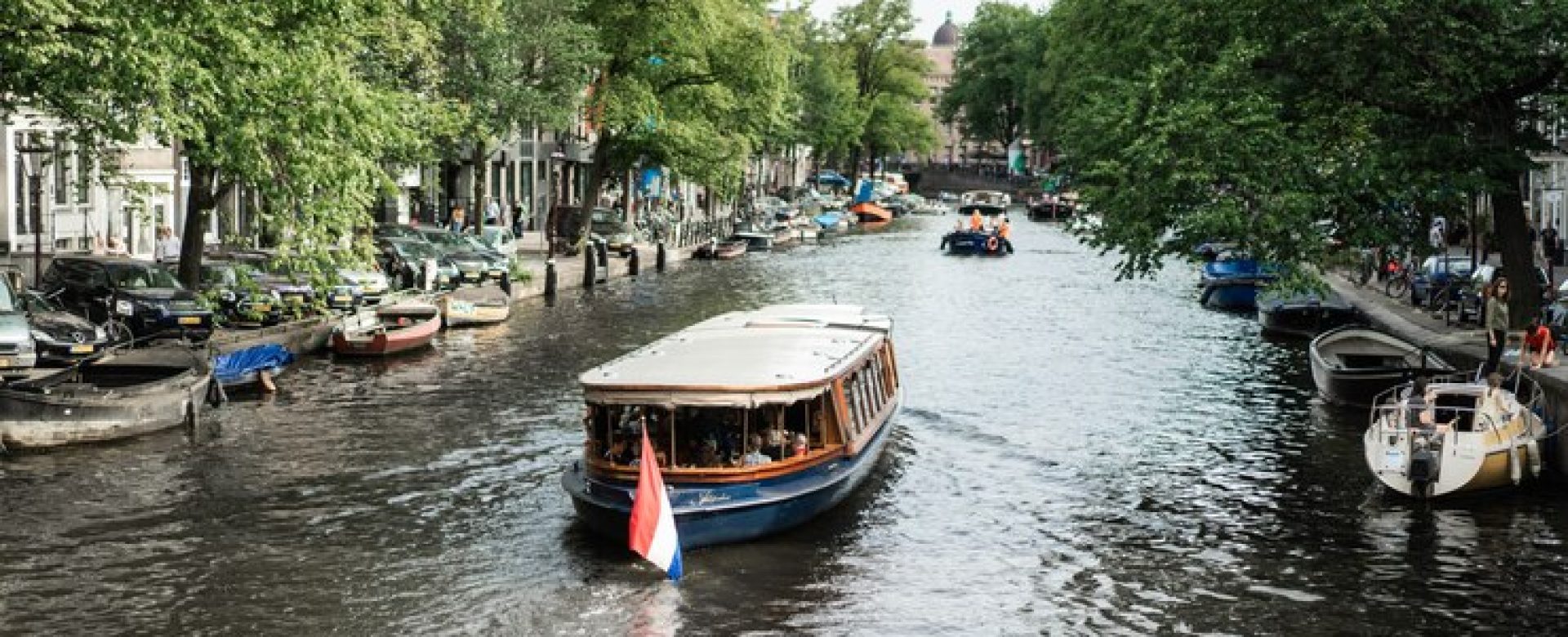 amsterdam-canals-boats-walk-water_1321-1774