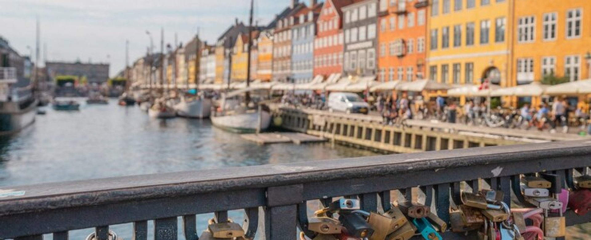 beautiful-view-canal-colorful-buildings-nyhavn-copenhagen-denmark_181624-59240