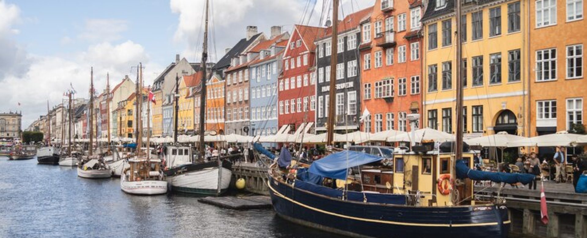 beautiful-view-port-colorful-buildings-captured-copenhagen-denmark_181624-8571