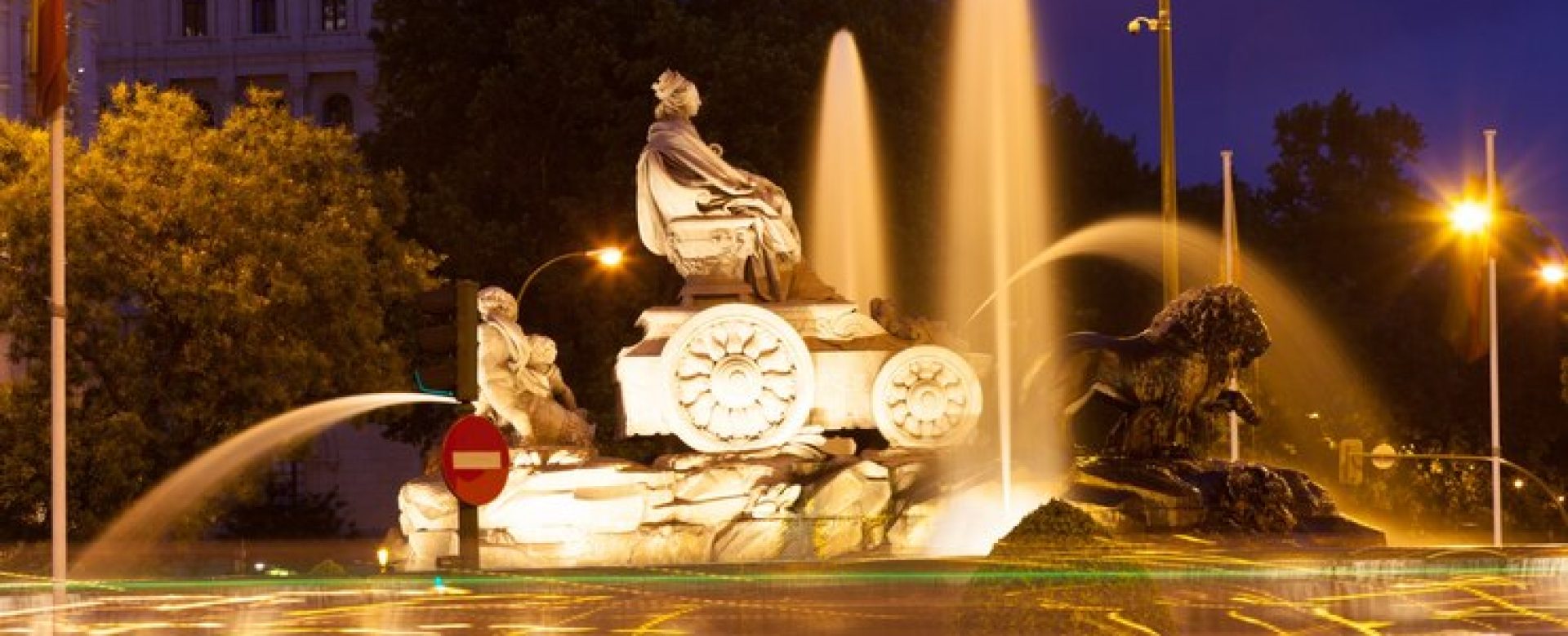 cibeles-fountain-plaza-de-cibeles-evening_1398-2171