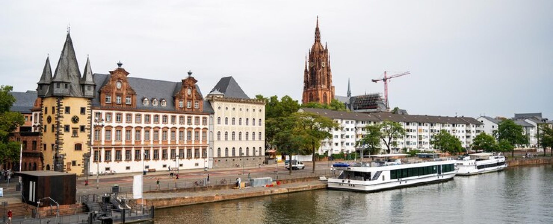 cityscape-frankfurt-downtown-germany_1268-20900