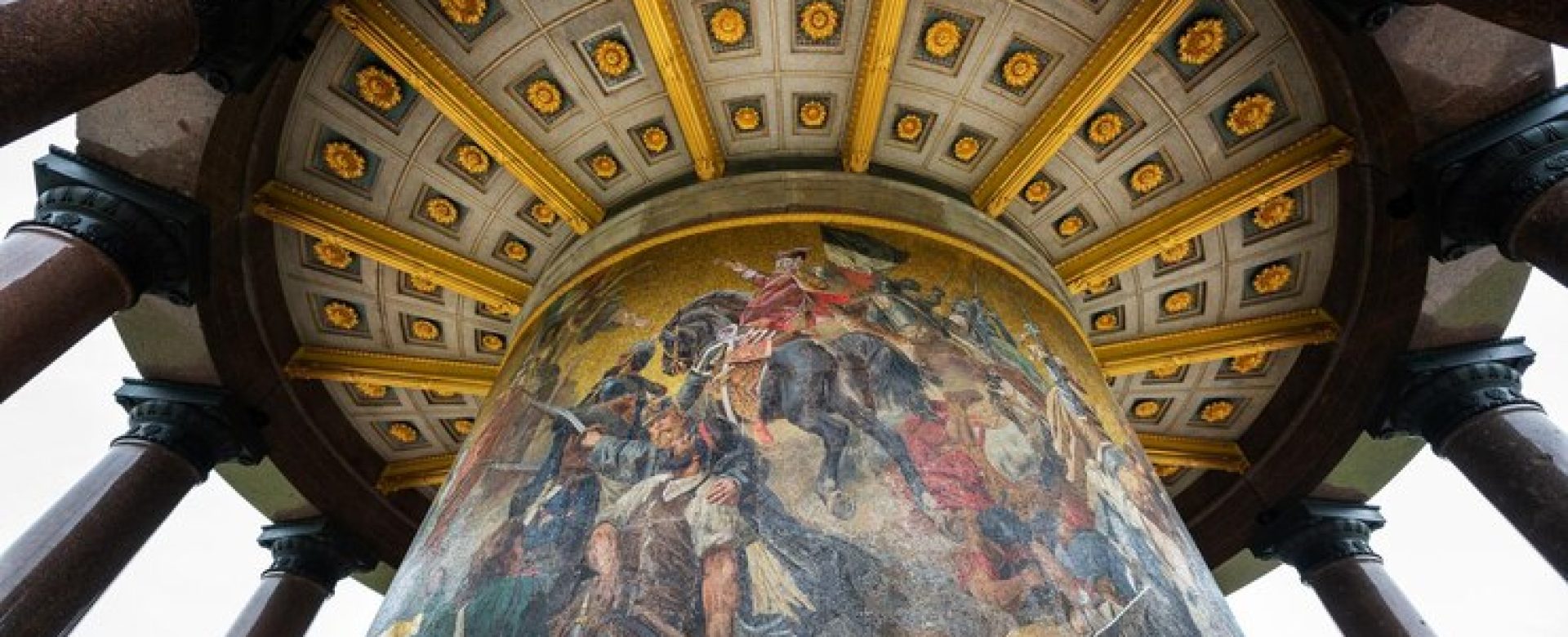 close-view-victory-column-berlin-germany_1268-20949