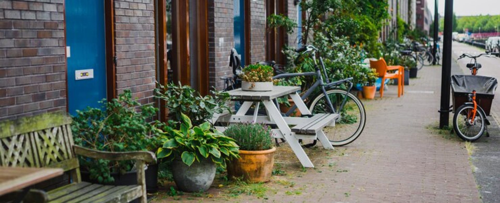 cozy-courtyards-amsterdam-benches-bicycles-flowers-tubs_1321-1758