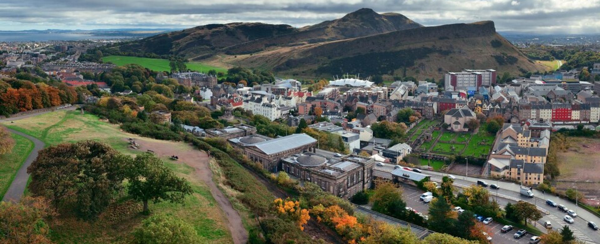 edinburgh-city-skyline-panorama-viewed-from-calton-hill-united-kingdom_649448-402