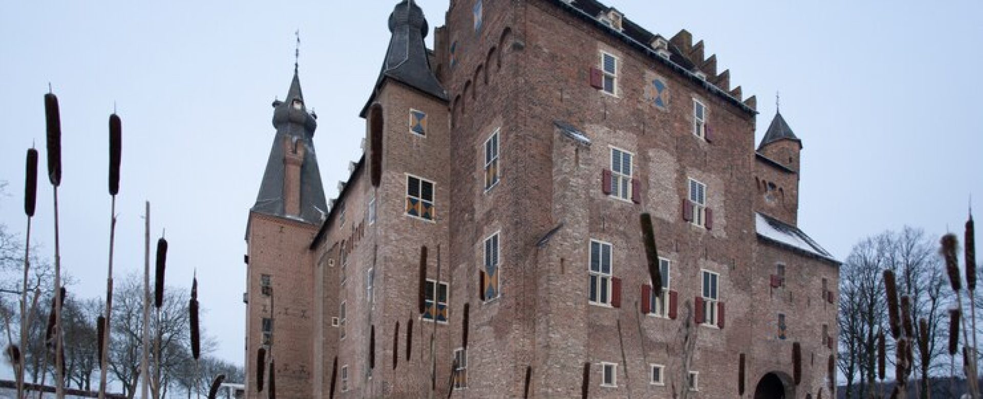 famous-historic-doorwerth-castle-heelsum-netherlands-wintertime_181624-9626