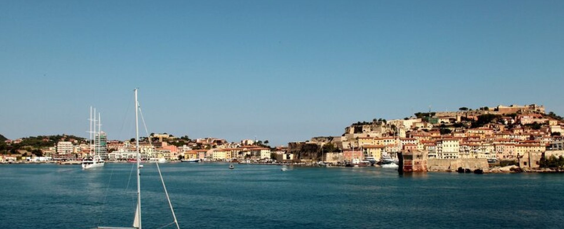 harbor-with-boats-daytime-tuscany-italy_181624-21651