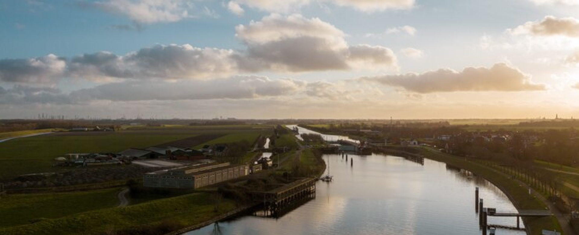 high-angle-shot-beautiful-river-surrounded-by-buildings-veere-netherlands_181624-9583