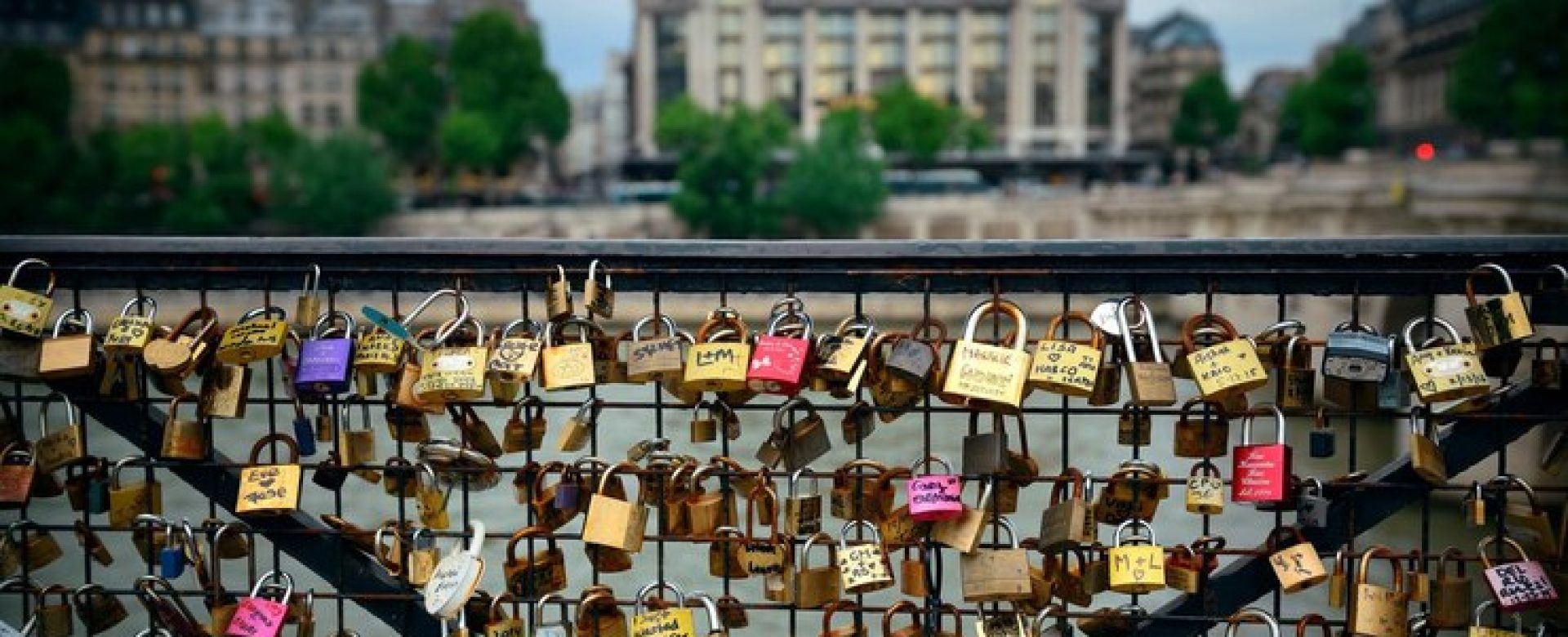 huge-amount-padlocks-bridge-river-seine-paris_649448-4931