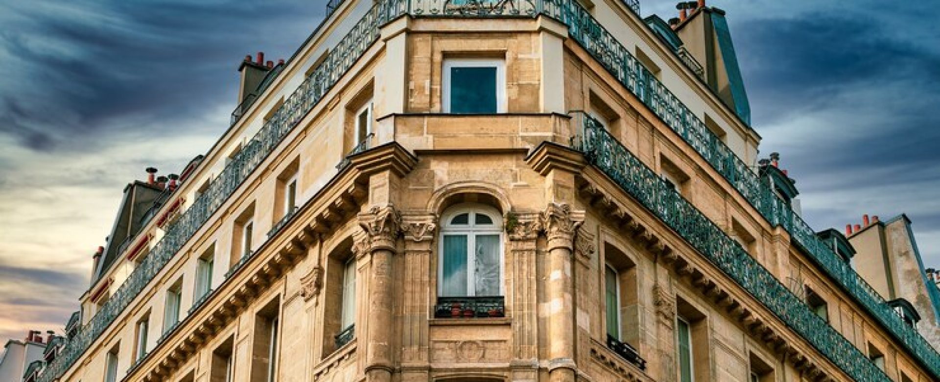 low-angle-shot-beautiful-historical-architectural-structure-paris-france_181624-22776