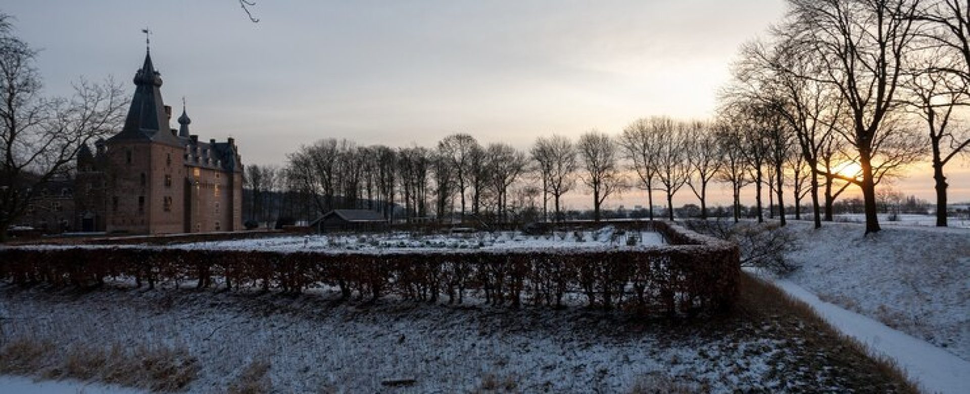 mesmerizing-sunrise-historic-doorwerth-castle-winter-holland_181624-10857