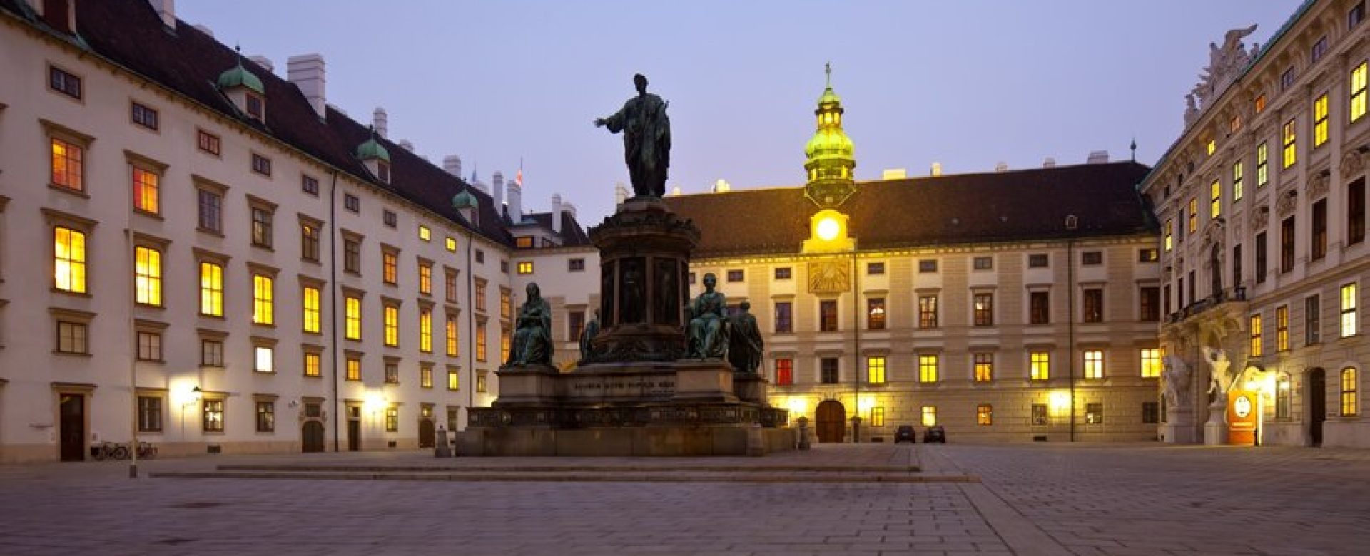 night-view-hofburg-palace-vienna_1398-2844