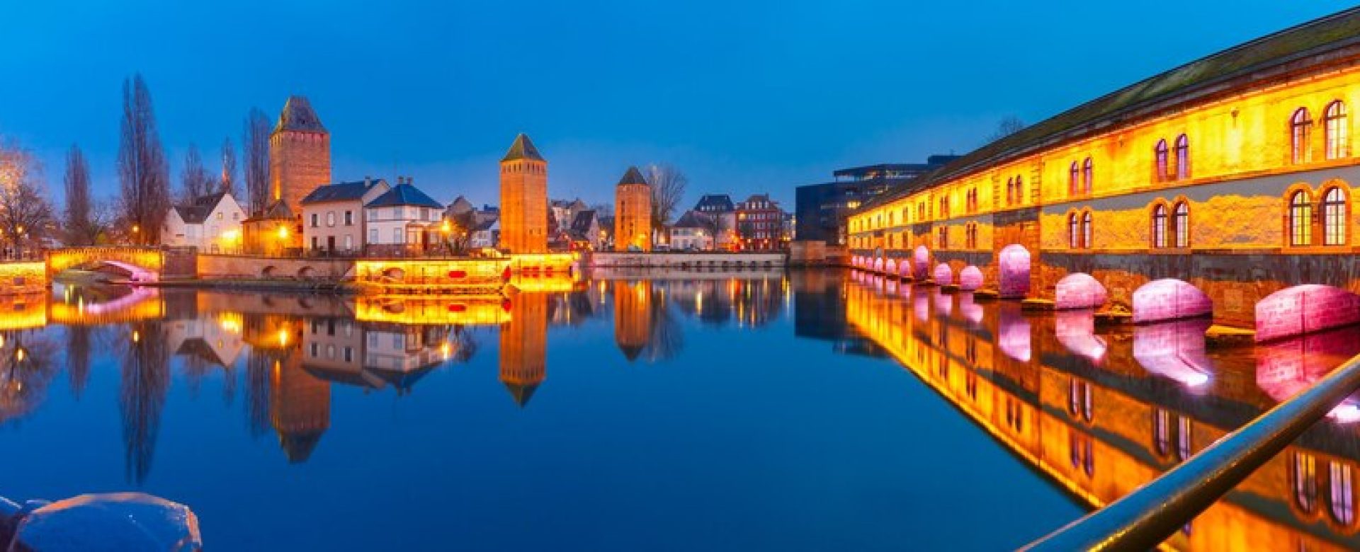 panorama-medieval-towers-bridges-ponts-couverts-barrage-vauban-with-mirror-reflections-petite-france-twilight-blue-hour-strasbourg-alsace-france_218319-5357