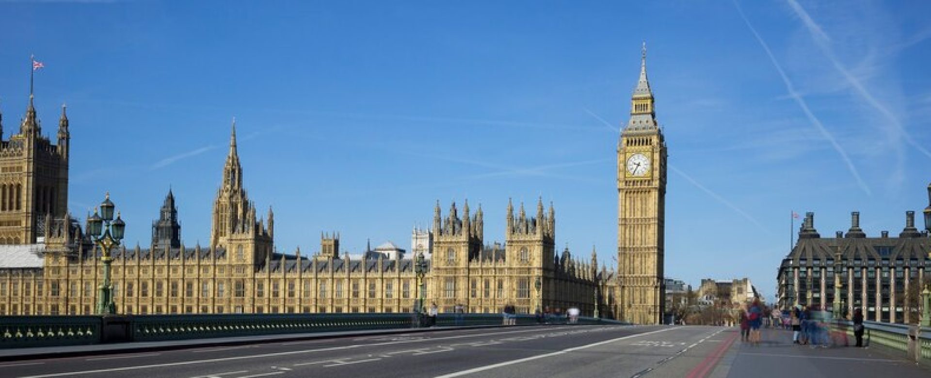 panoramic-view-big-ben-from-bridge-london_268835-1399