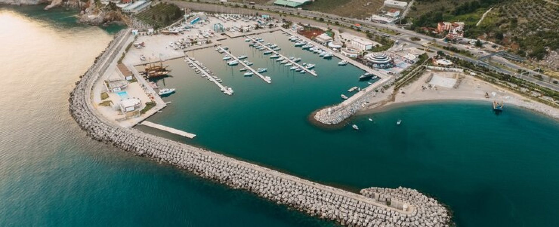 touristic-destination-with-view-sea-many-yachts-turkey_158595-5781