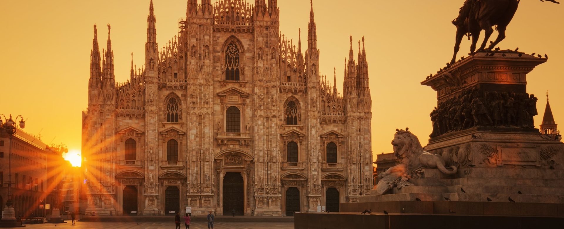 view-duomo-sunrise-milan-europe-min